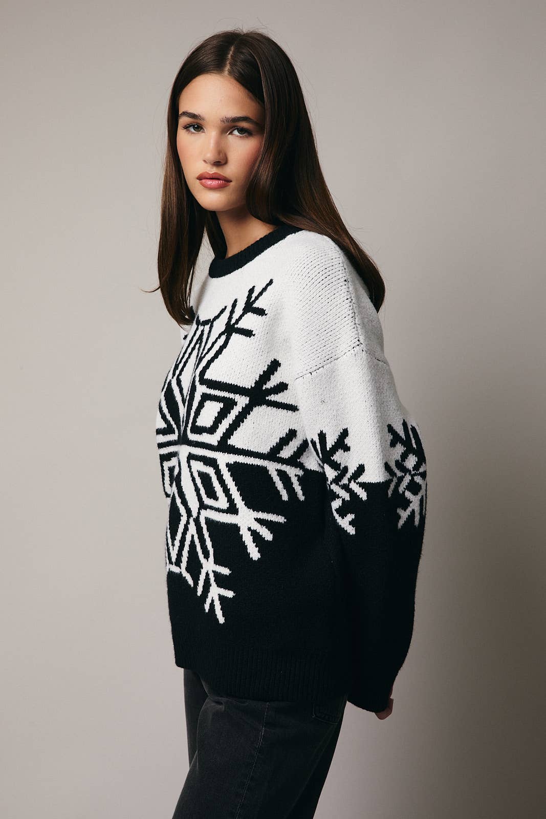 SUNDAY EDITION BY LE LIS ROUND NECK LONG SLEEVE SNOW FLAKE TUNIC SWEATER