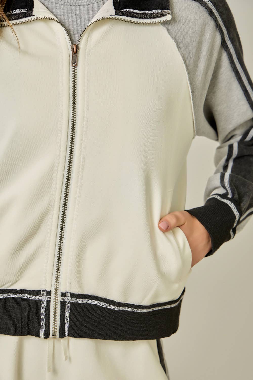 61327 Color Block Zipped Up Jacket