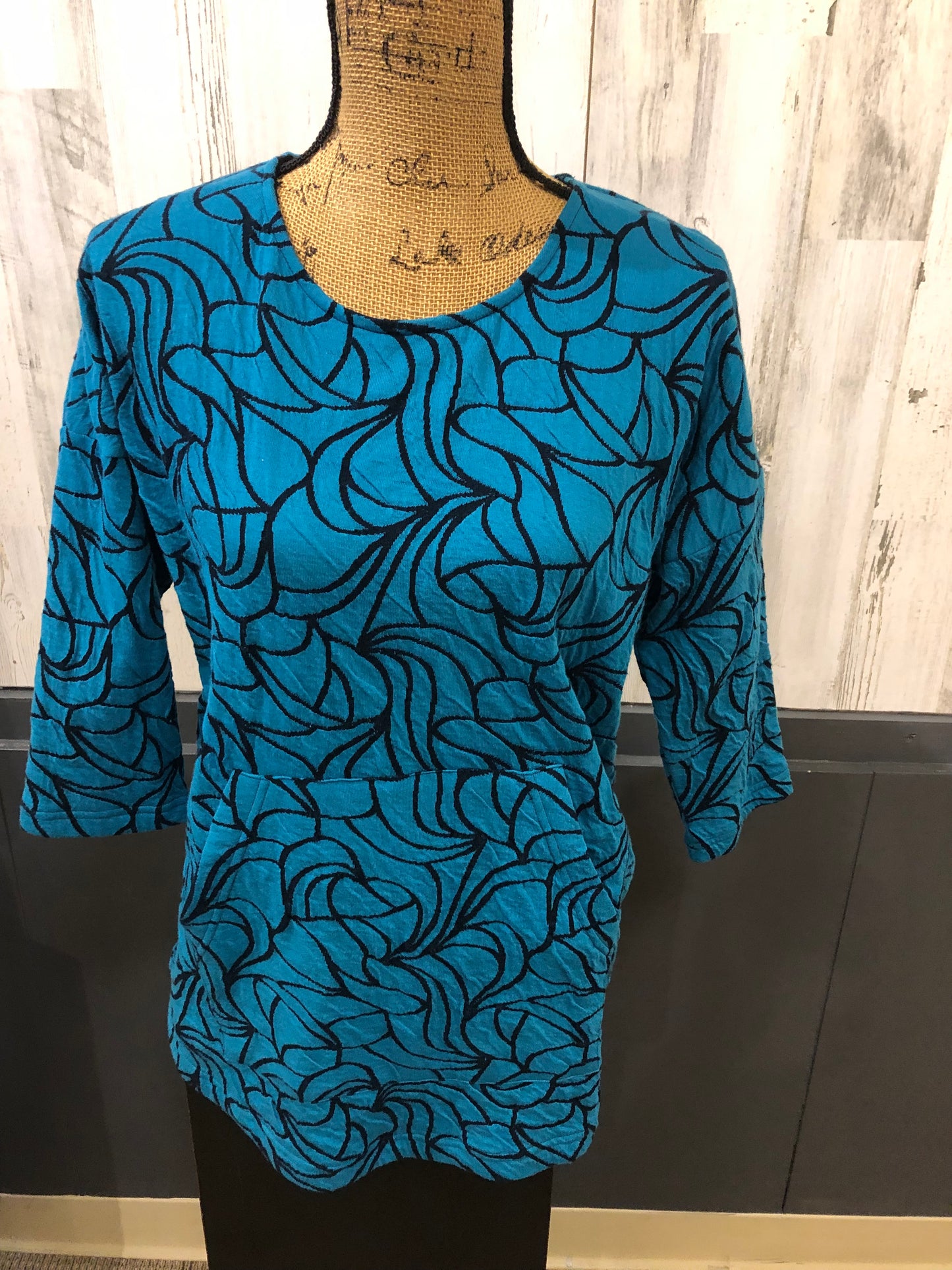 Komil Turquoise and Black Swirl Cotton Round Neck 3/4 Sleeve Top with Kangaroo Front Pocket Size Medium