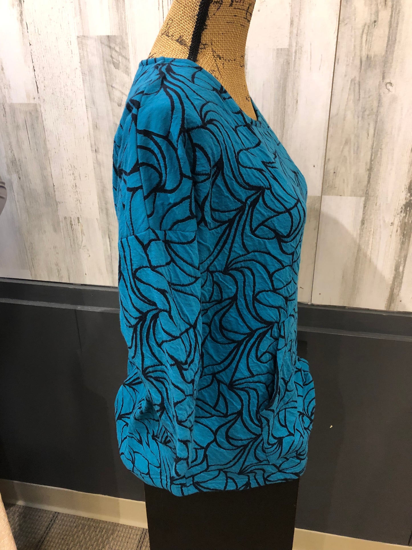 Komil Turquoise and Black Swirl Cotton Round Neck 3/4 Sleeve Top with Kangaroo Front Pocket Size Medium