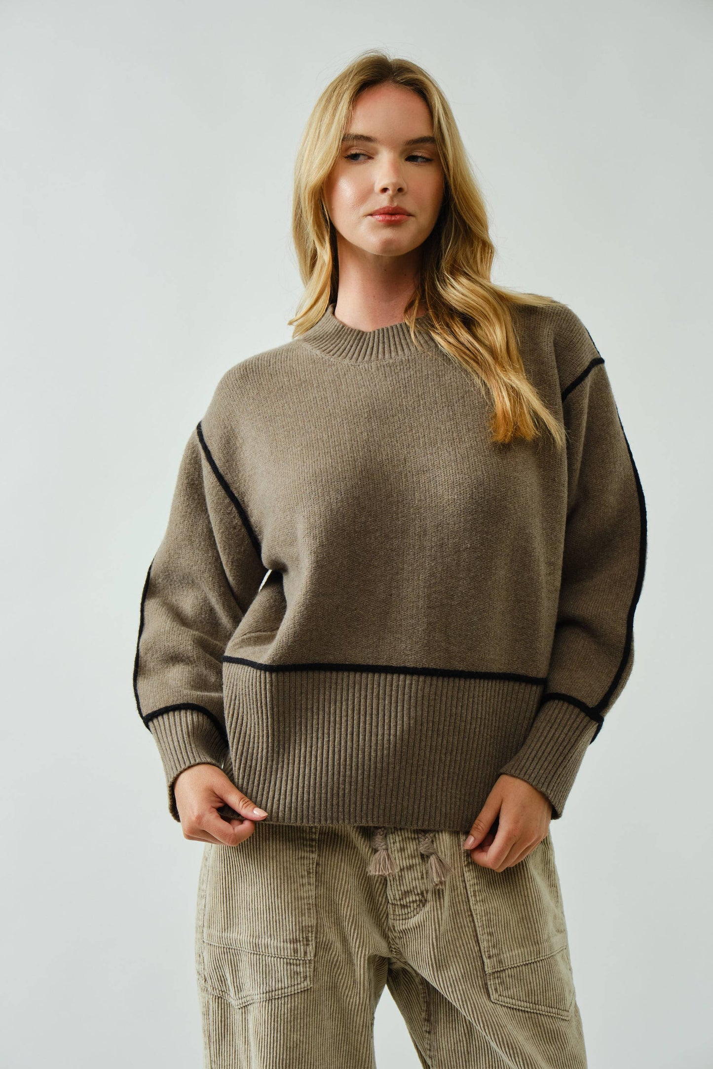 AARON & AMBER OVERSIZED FIT CONTRAST STITCHING SWEATER